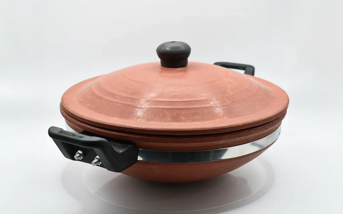 Indian food is famous for its flavorful, aromatic spices and diverse cooking methods. The modest kadhai, a multipurpose cooking pot that has been a mainstay in Indian homes for centuries, is essential to this culinary tradition.Indian Clay Product| natural product |Clay Pot | Kitchenware |Indian handicraft for kitchenware |Healthy life with Clay Pot |